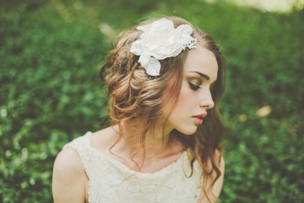 Các loại hoa cài tóc cô dâu mang vẻ đẹp nhẹ nhàng thuần khiết