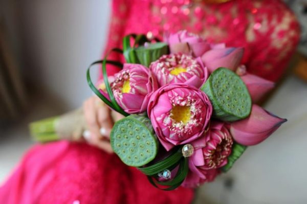 Hoa cầm tay cho cô dâu mặc áo dài truyền thống