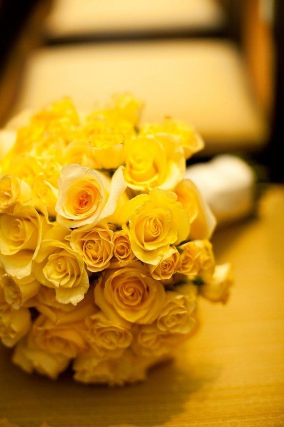 Hoa cưới hoa hồng vàng kiêu kỳ và cuốn hút