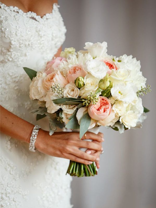 Gợi ý cách chọn hoa cưới theo màu áo cô dâu phù hợp
