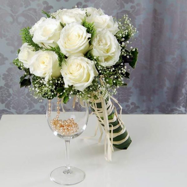 Tinh khôi với hoa cưới hoa hồng trắng