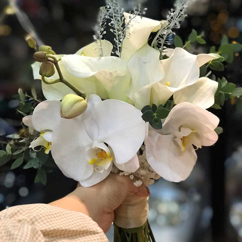 Hoa lan cầm tay cô dâu thích hợp với áo dài cưới