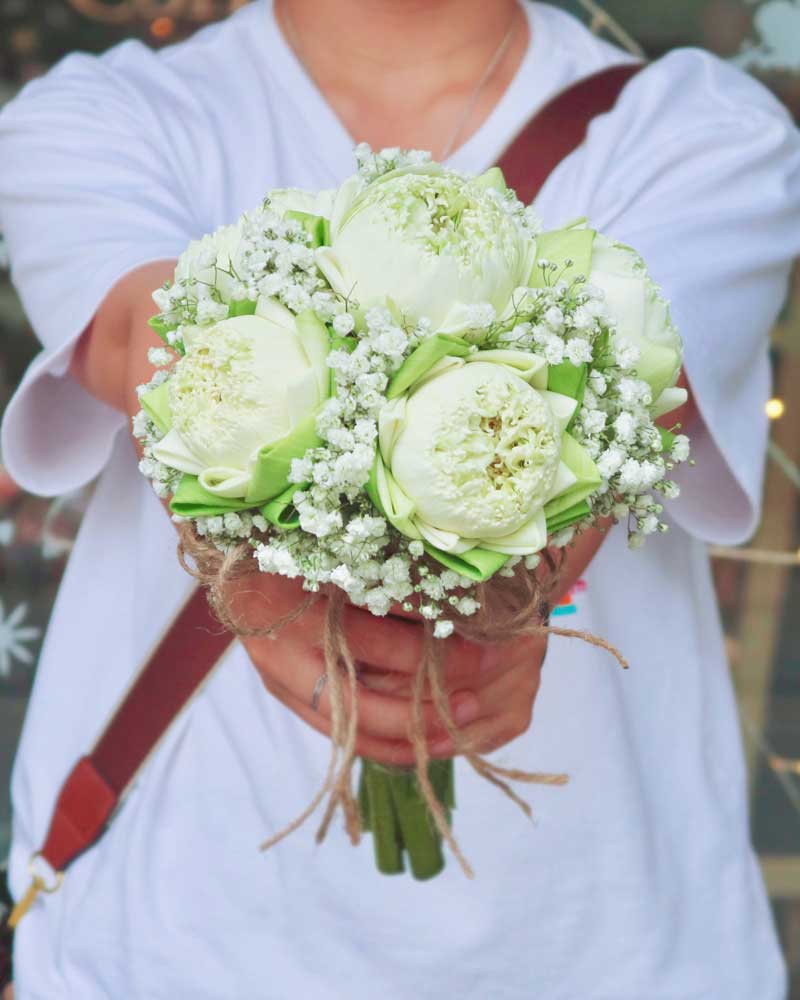 Hoa cầm tay cô dâu hoa sen
