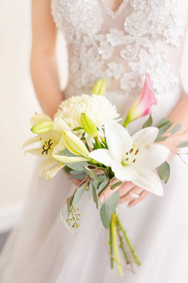 Hoa cầm tay cô dâu hoa bách hợp