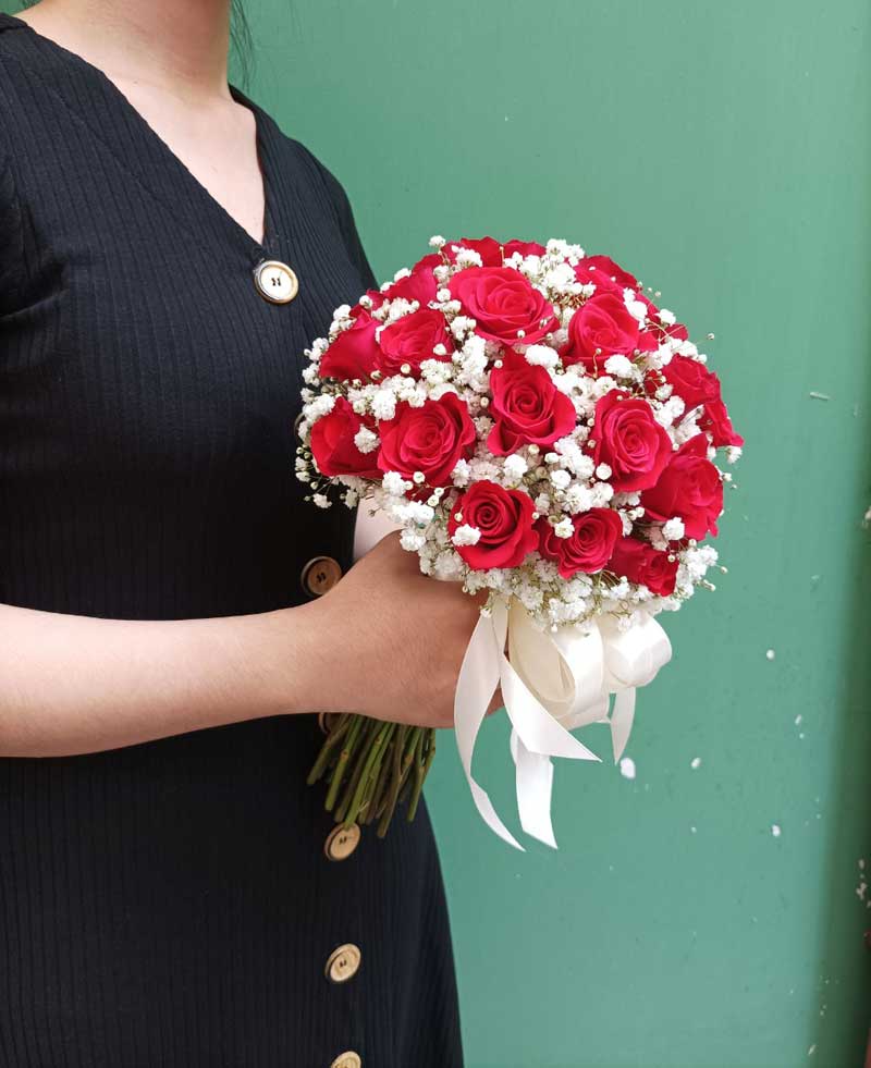 Hoa cầm tay cô dâu mặc áo dài - Hoa hồng đỏ