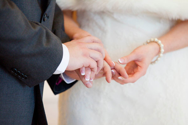 Đeo nhẫn cưới trước khi hôn lễ diễn ra