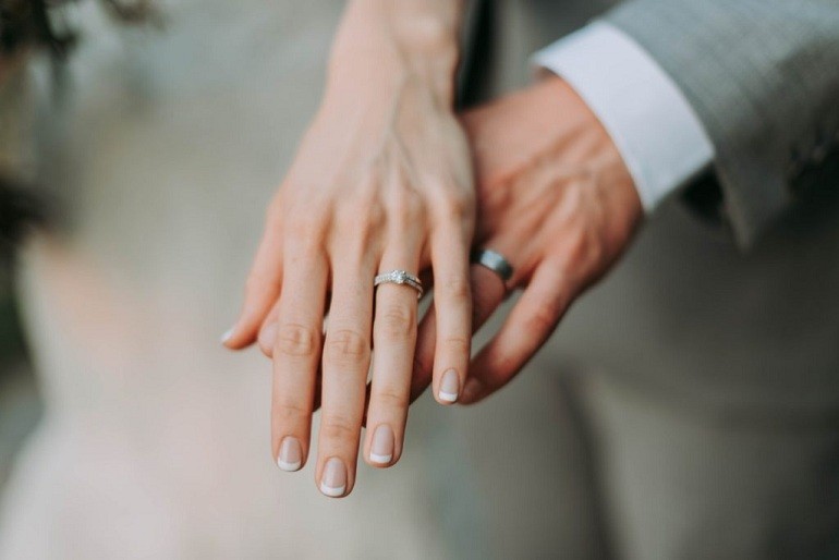 Chỉ vợ hoặc chồng đeo nhẫn cưới